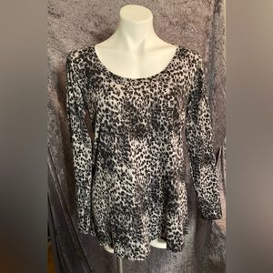 Lularoe Lynnae scoop-neck top size Medium